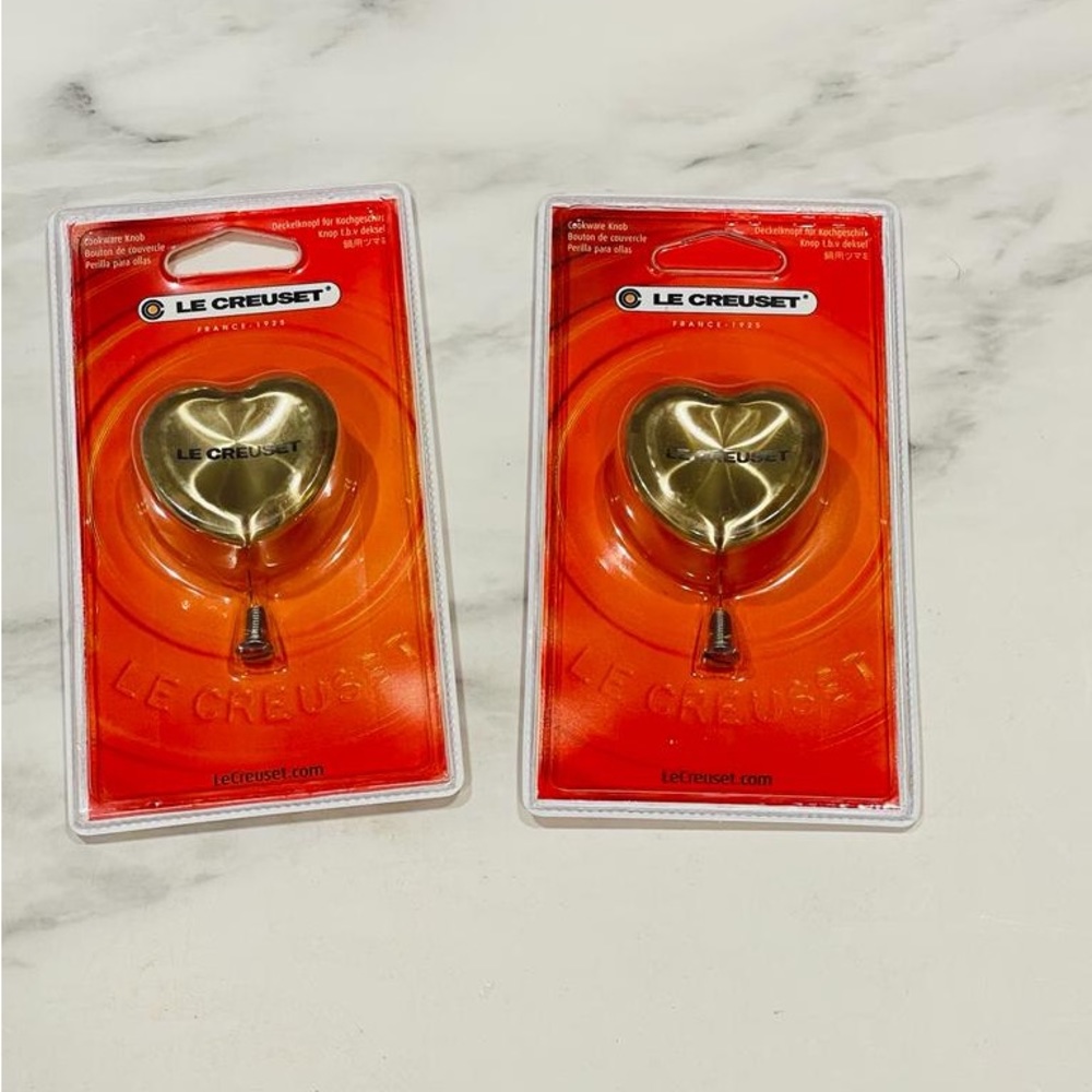 Le Creuset Light Gold Heart Knob set of 2 - Picture 3 of 3